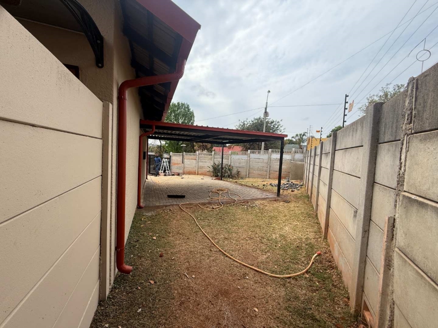To Let 3 Bedroom Property for Rent in Wilro Park Gauteng