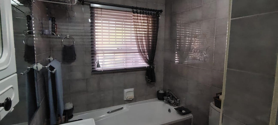 2 Bedroom Property for Sale in New Redruth Gauteng