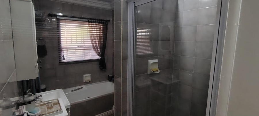 2 Bedroom Property for Sale in New Redruth Gauteng