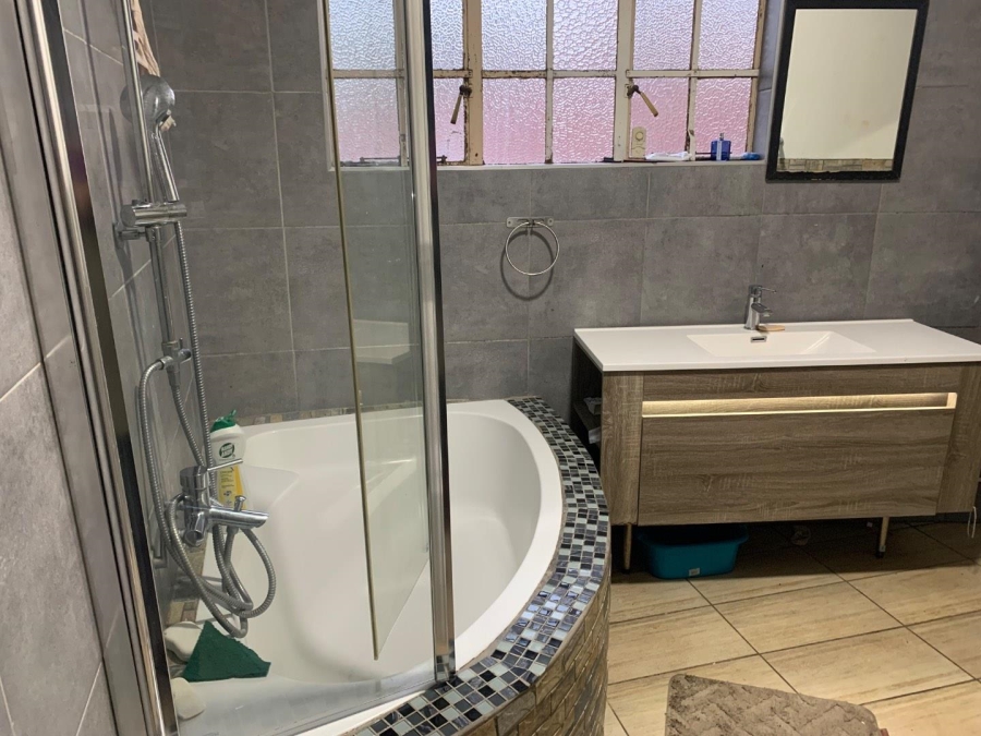 2 Bedroom Property for Sale in Towerby Gauteng