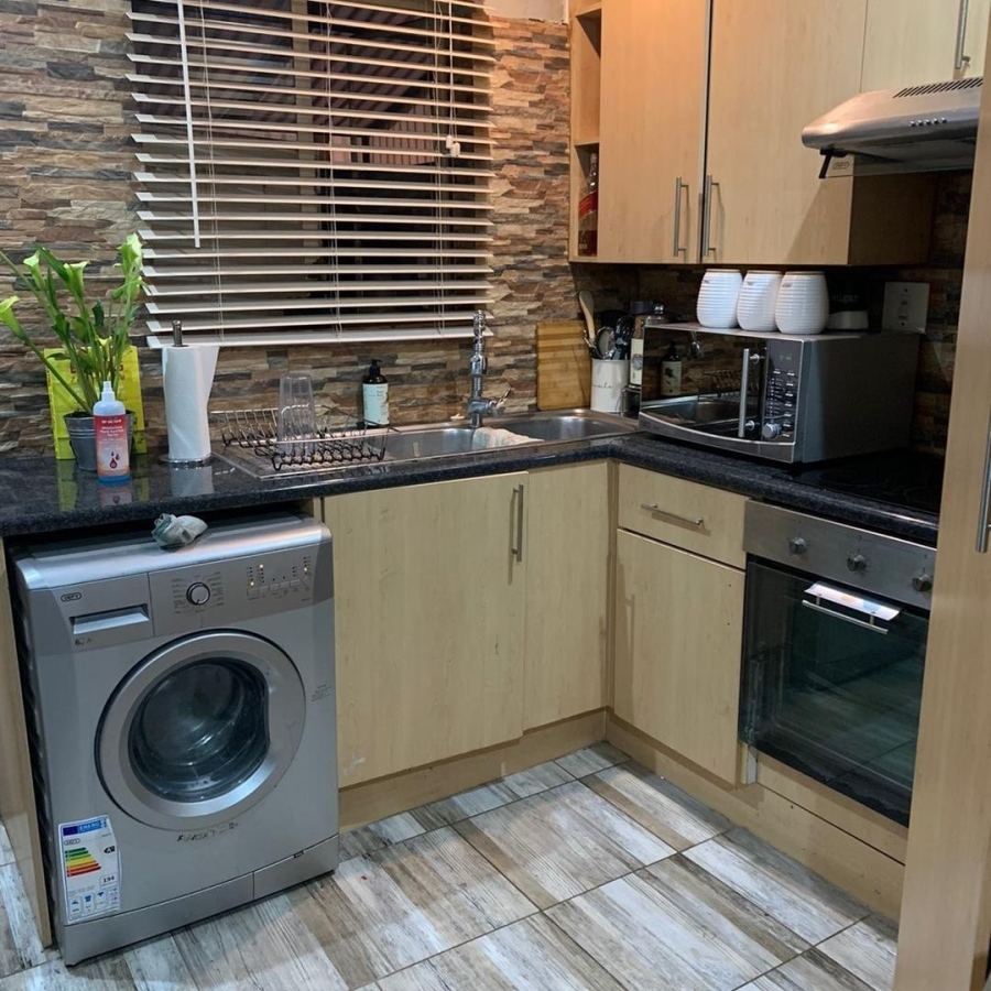 To Let 2 Bedroom Property for Rent in Suideroord Gauteng