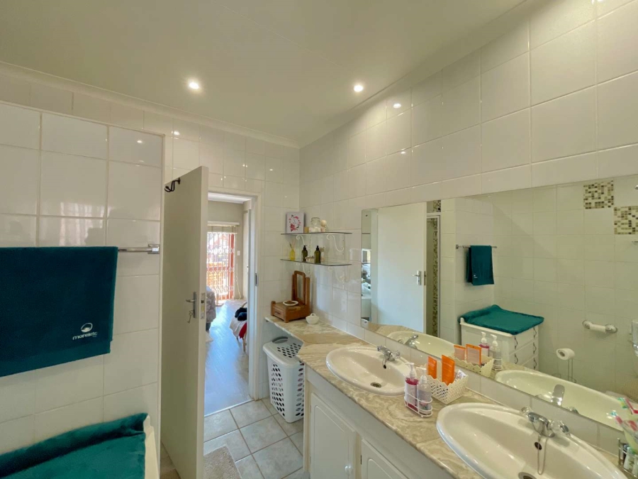 3 Bedroom Property for Sale in Faerie Glen Gauteng