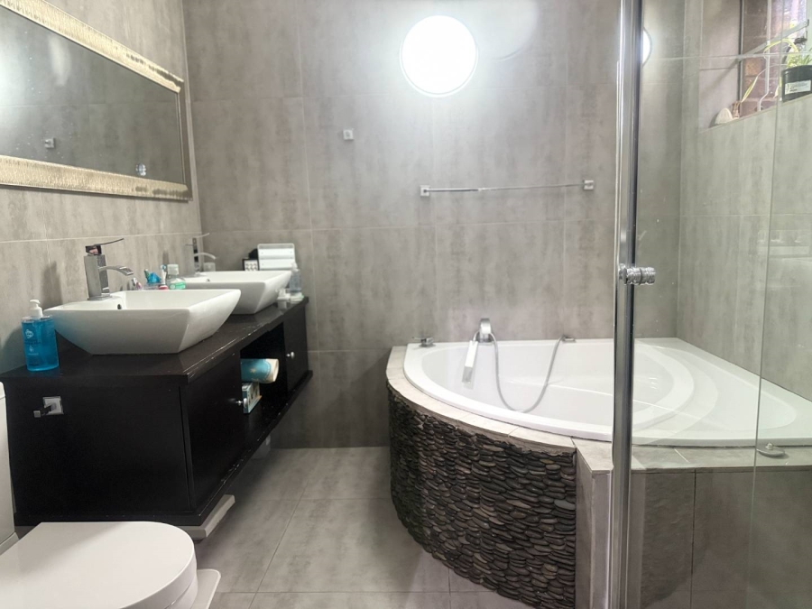 5 Bedroom Property for Sale in Valeriedene Gauteng
