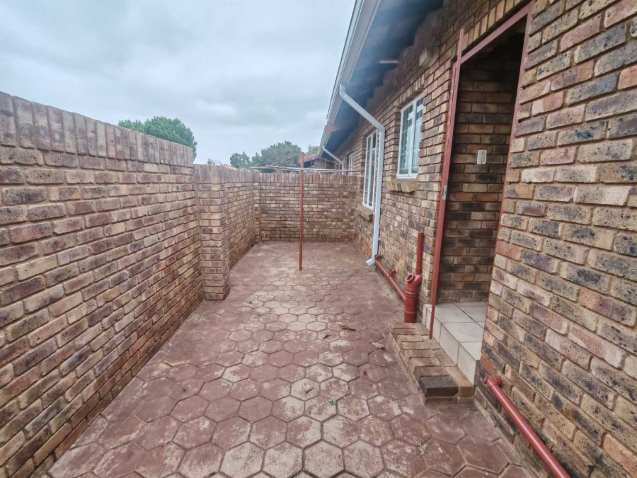 To Let 2 Bedroom Property for Rent in Die Hoewes Gauteng