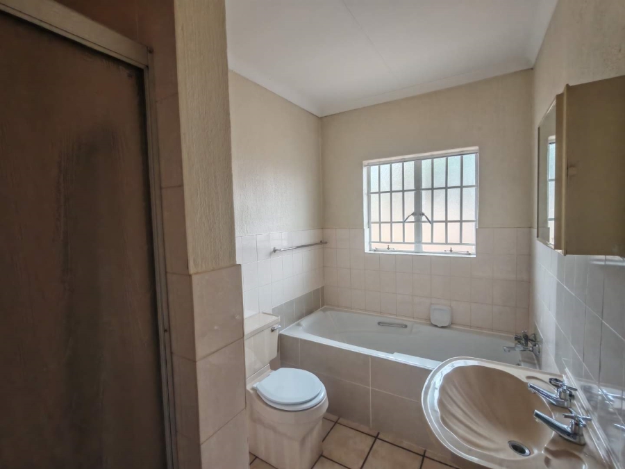 To Let 2 Bedroom Property for Rent in Die Hoewes Gauteng