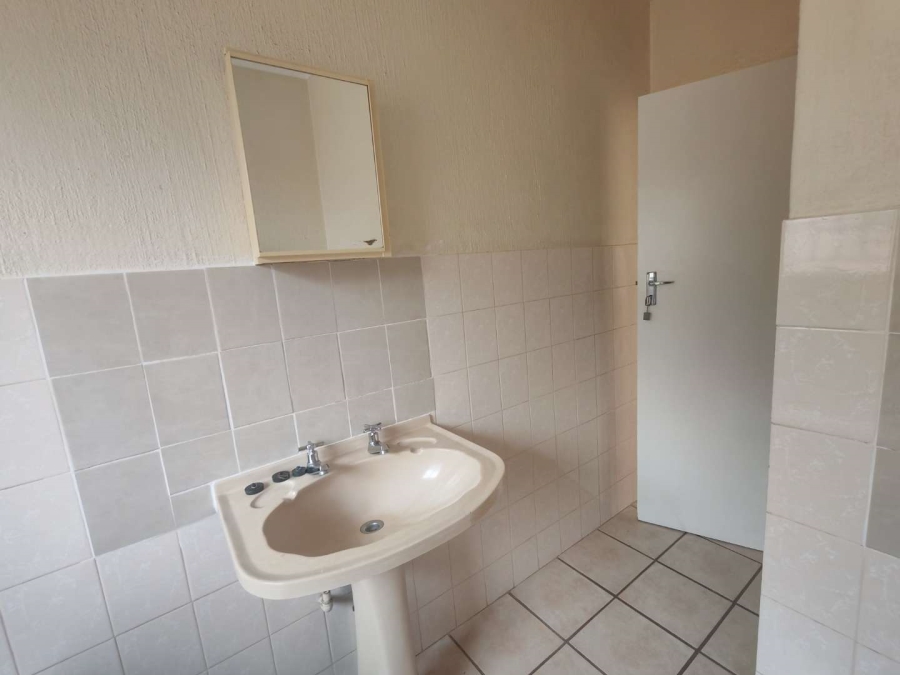 To Let 2 Bedroom Property for Rent in Die Hoewes Gauteng