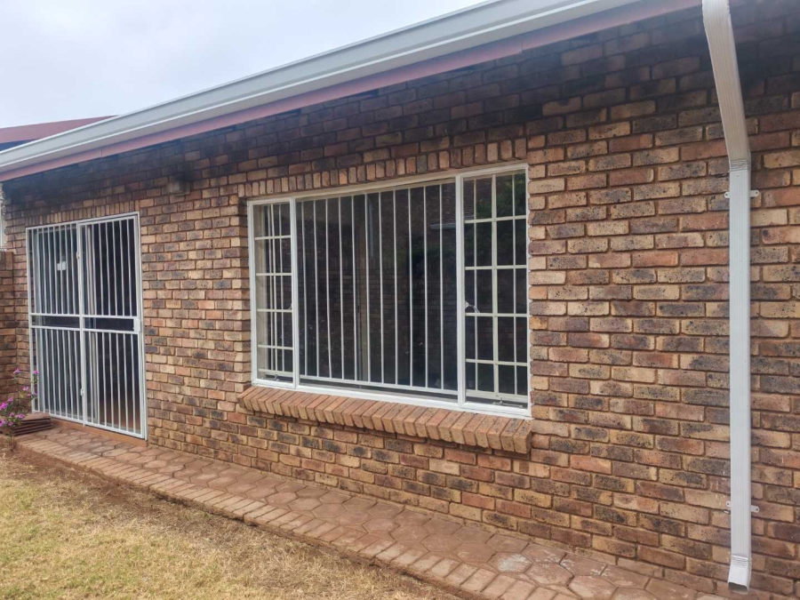 To Let 2 Bedroom Property for Rent in Die Hoewes Gauteng