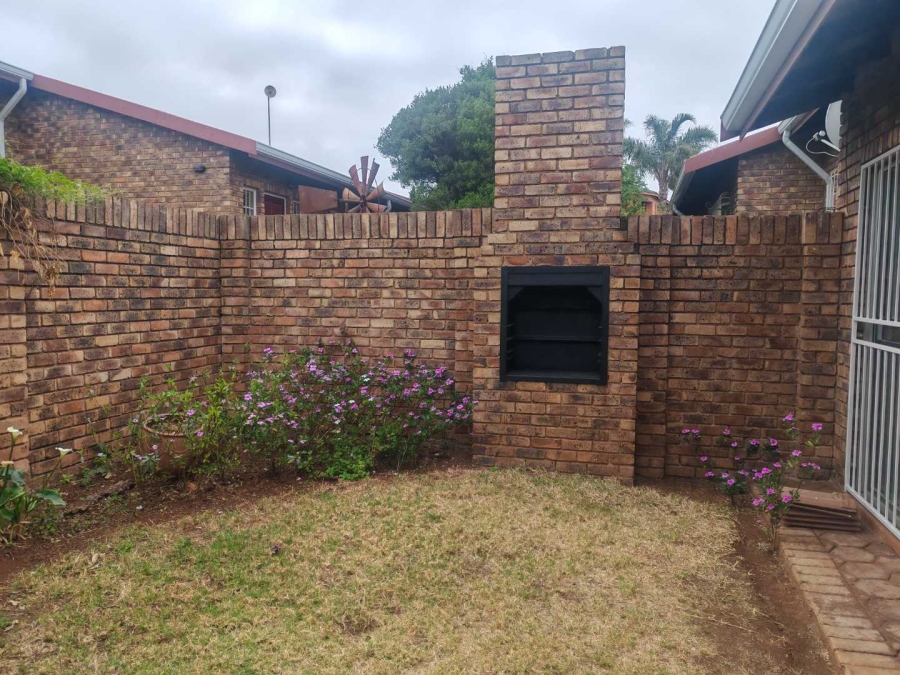 To Let 2 Bedroom Property for Rent in Die Hoewes Gauteng