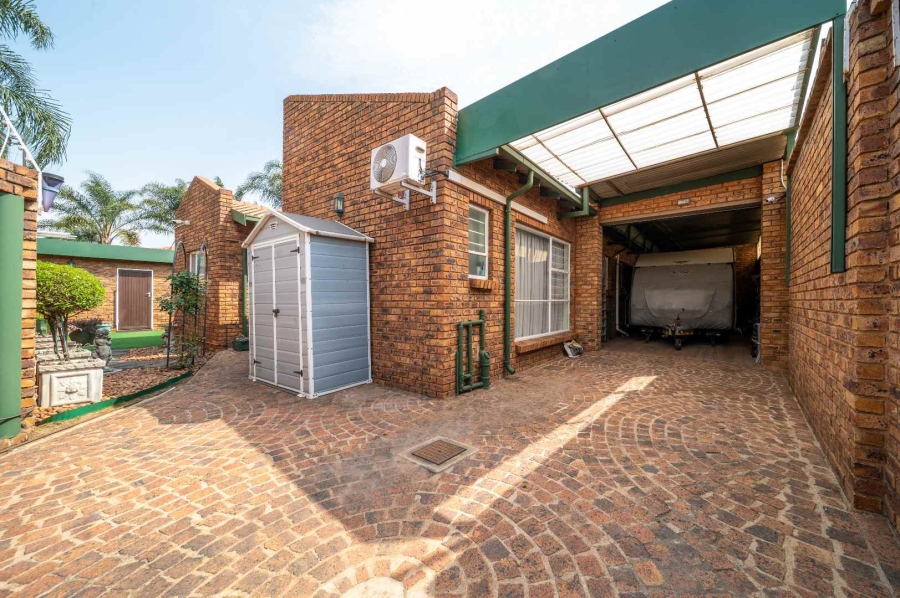 3 Bedroom Property for Sale in Beyerspark Gauteng