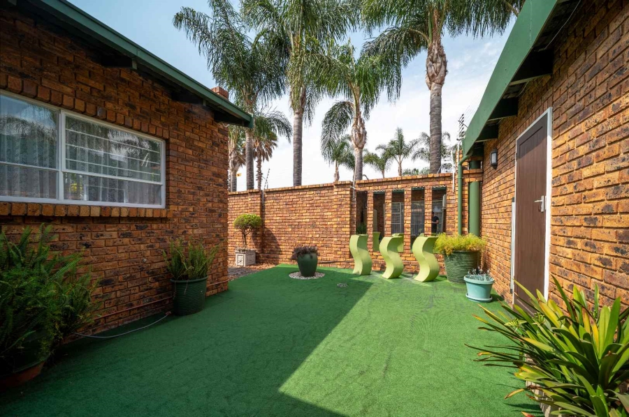 3 Bedroom Property for Sale in Beyerspark Gauteng