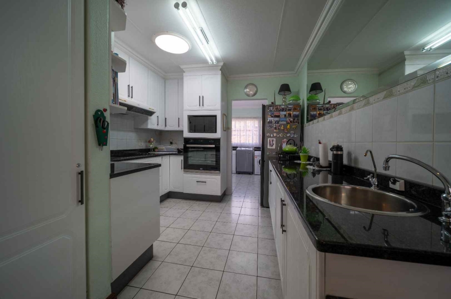 3 Bedroom Property for Sale in Beyerspark Gauteng