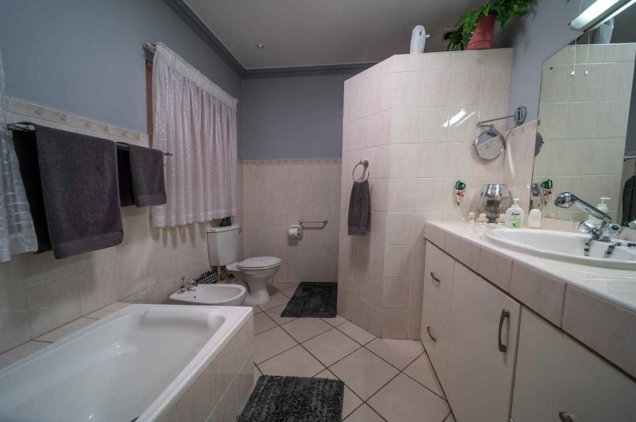 3 Bedroom Property for Sale in Beyerspark Gauteng