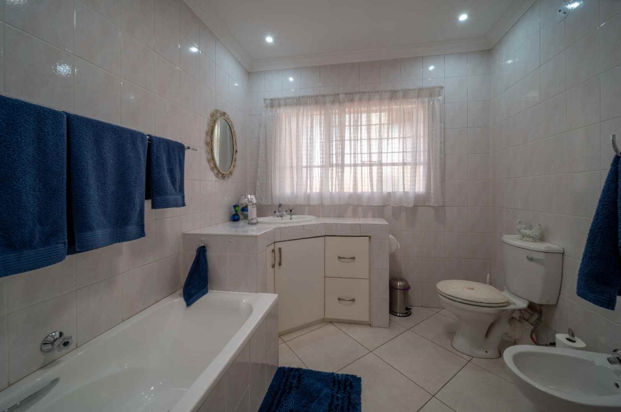 3 Bedroom Property for Sale in Beyerspark Gauteng