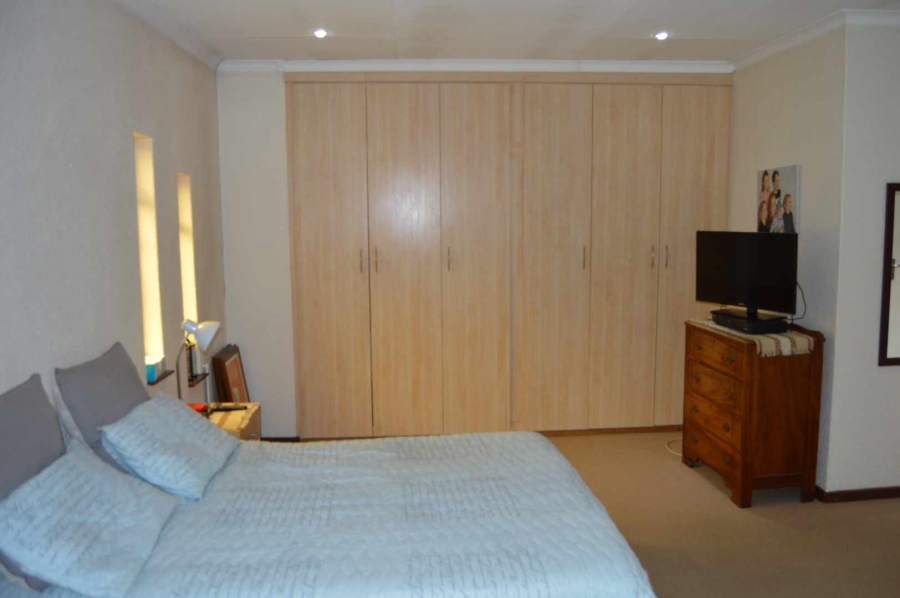 5 Bedroom Property for Sale in Brackendowns Gauteng