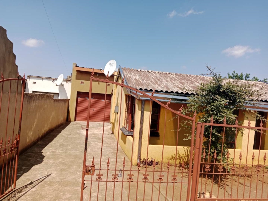 To Let 3 Bedroom Property for Rent in Tladi Gauteng
