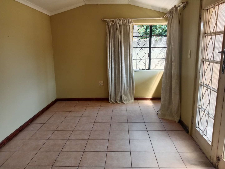 To Let 3 Bedroom Property for Rent in Tladi Gauteng