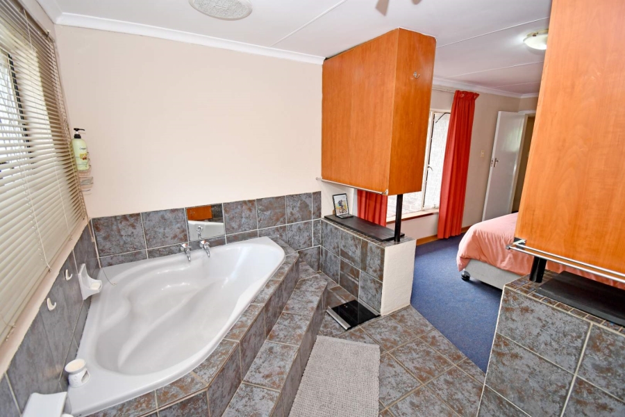 4 Bedroom Property for Sale in Morehill Gauteng