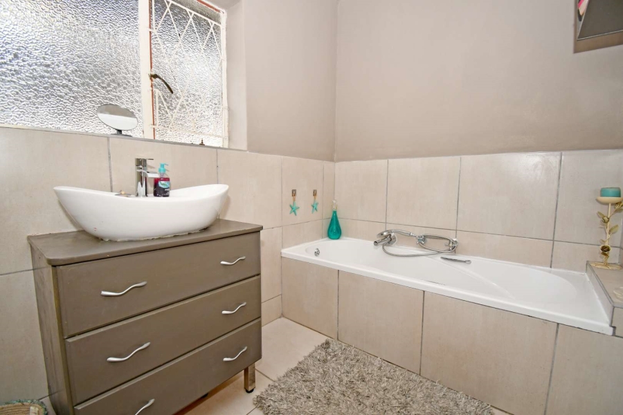 6 Bedroom Property for Sale in Morehill Gauteng