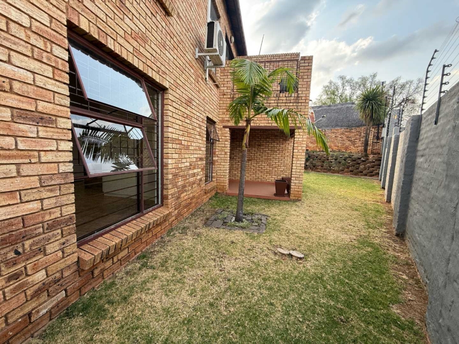 2 Bedroom Property for Sale in Wilgeheuwel Gauteng