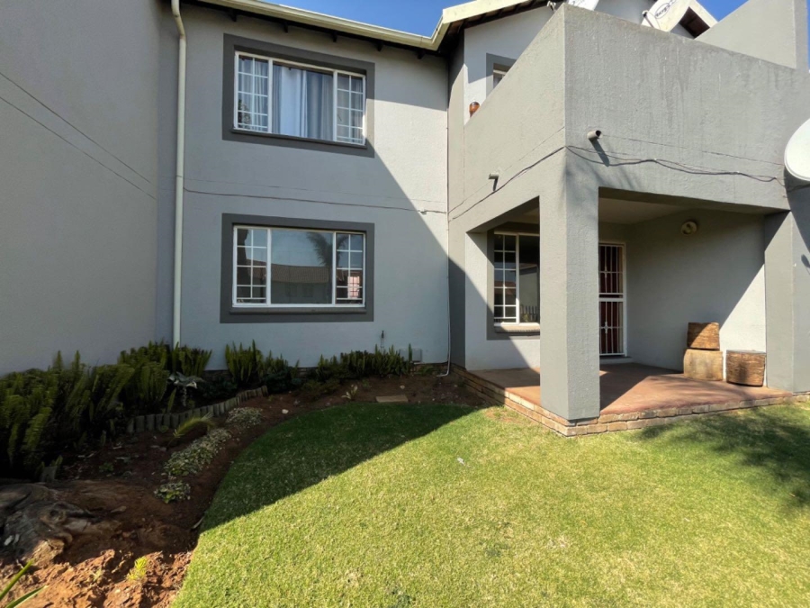To Let 2 Bedroom Property for Rent in Glen Marais Gauteng