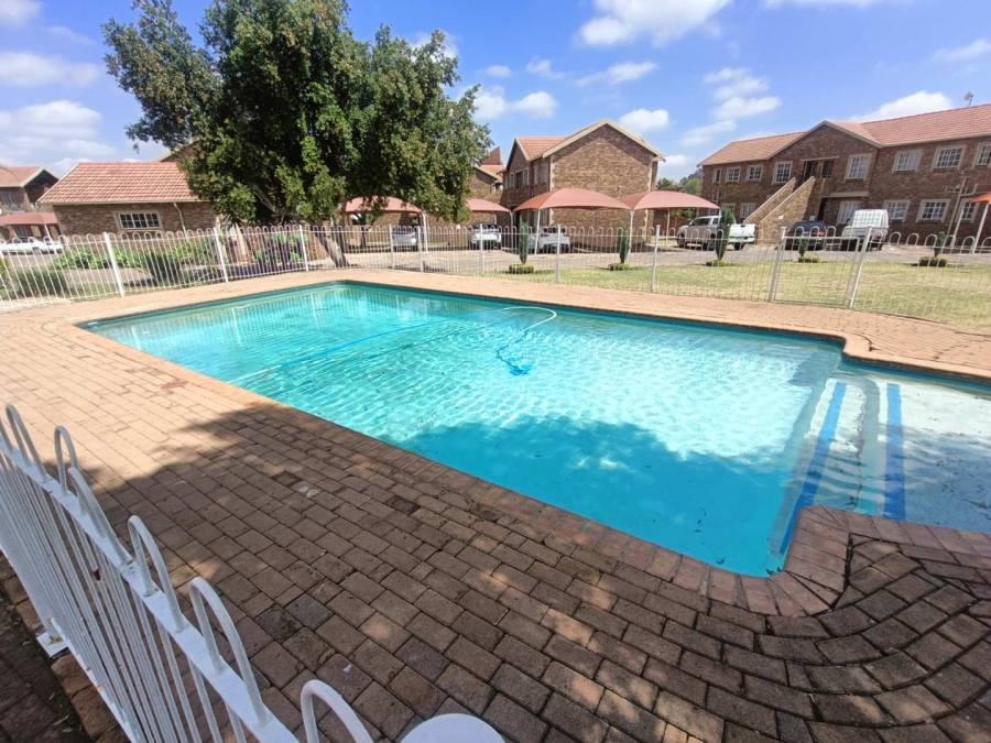 1 Bedroom Property for Sale in Die Hoewes Gauteng
