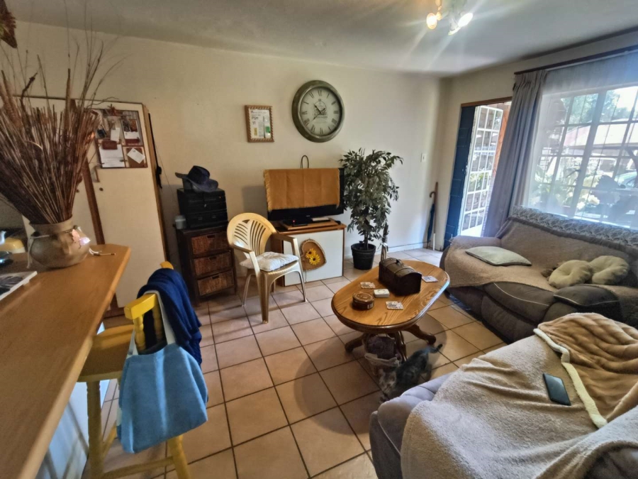 1 Bedroom Property for Sale in Die Hoewes Gauteng