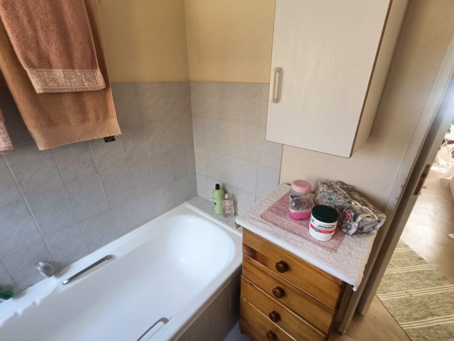 1 Bedroom Property for Sale in Die Hoewes Gauteng