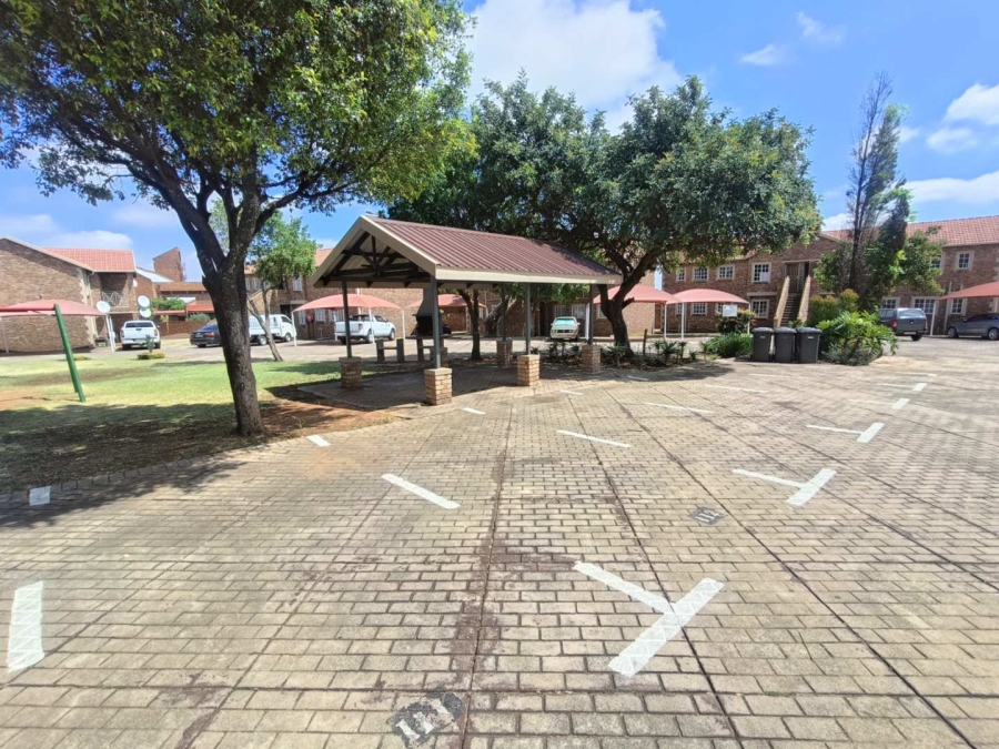 1 Bedroom Property for Sale in Die Hoewes Gauteng