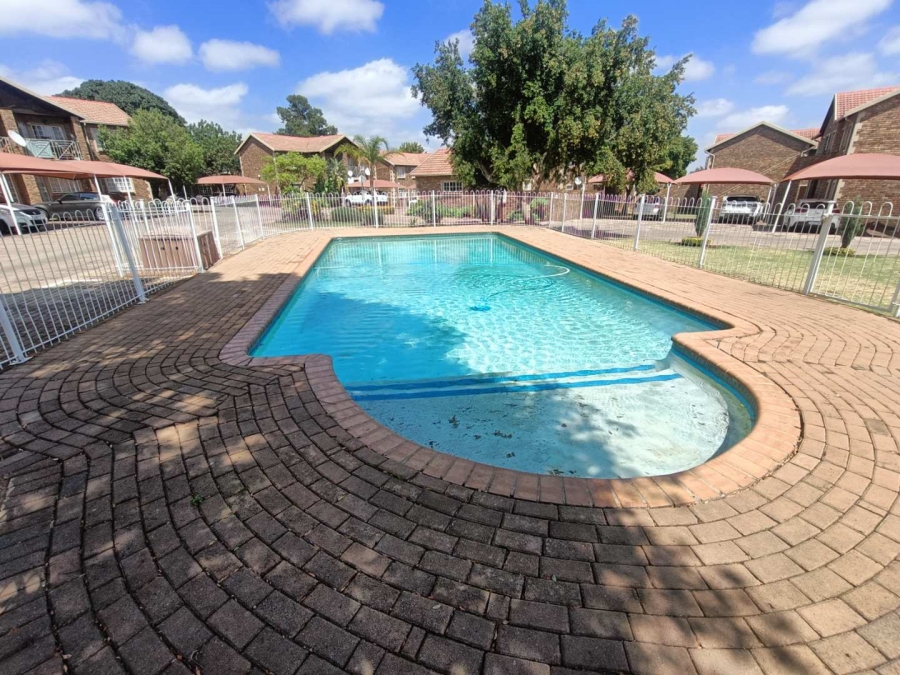 1 Bedroom Property for Sale in Die Hoewes Gauteng