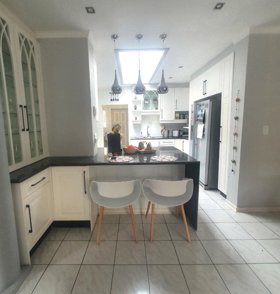5 Bedroom Property for Sale in New Redruth Gauteng
