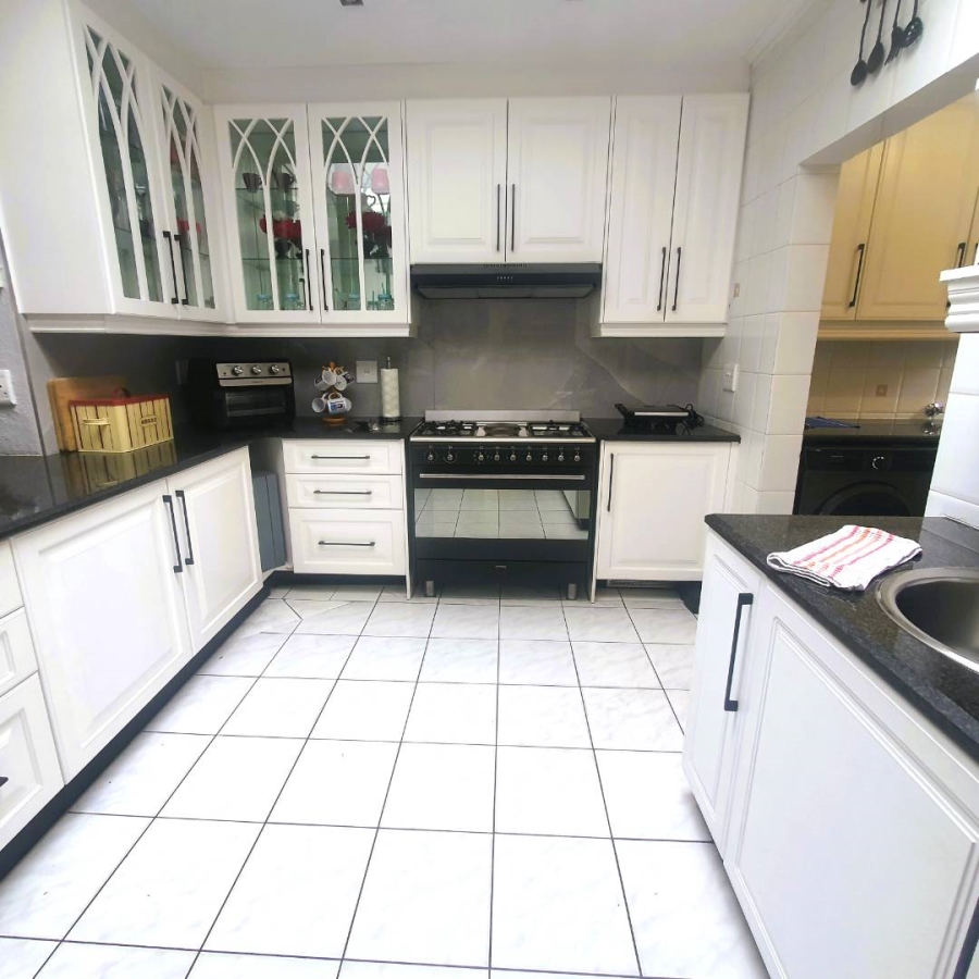 5 Bedroom Property for Sale in New Redruth Gauteng