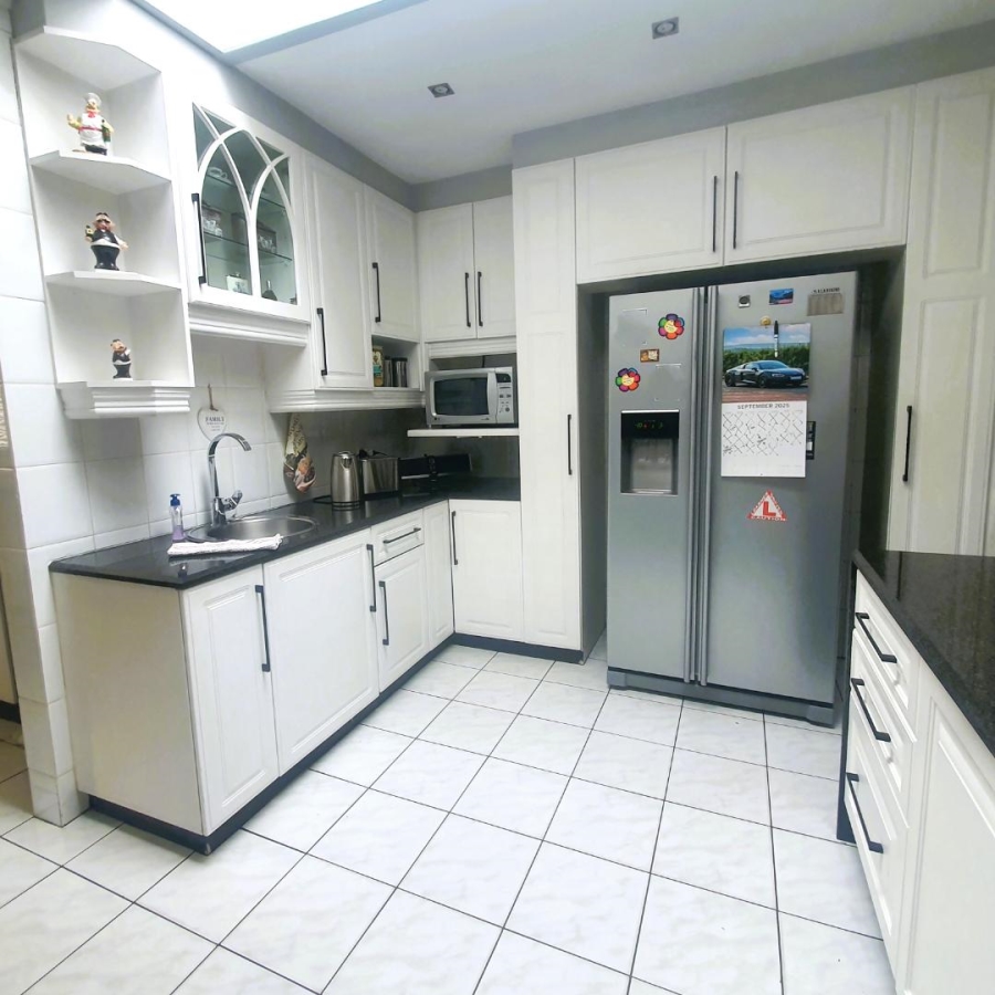 5 Bedroom Property for Sale in New Redruth Gauteng