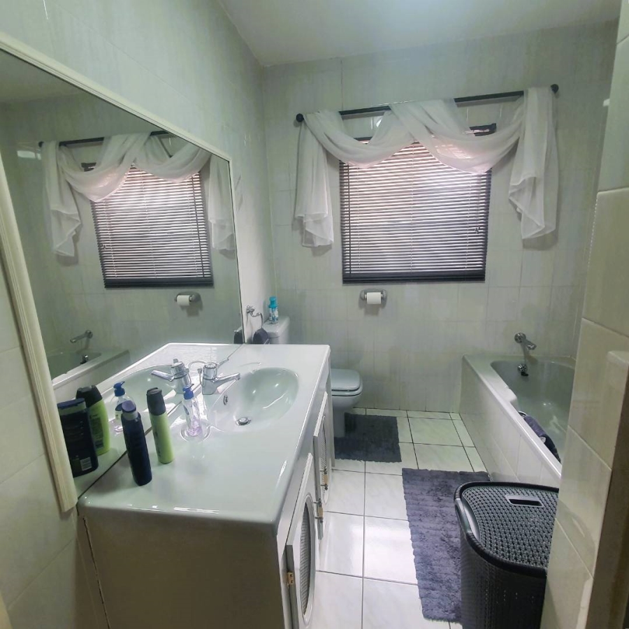 5 Bedroom Property for Sale in New Redruth Gauteng