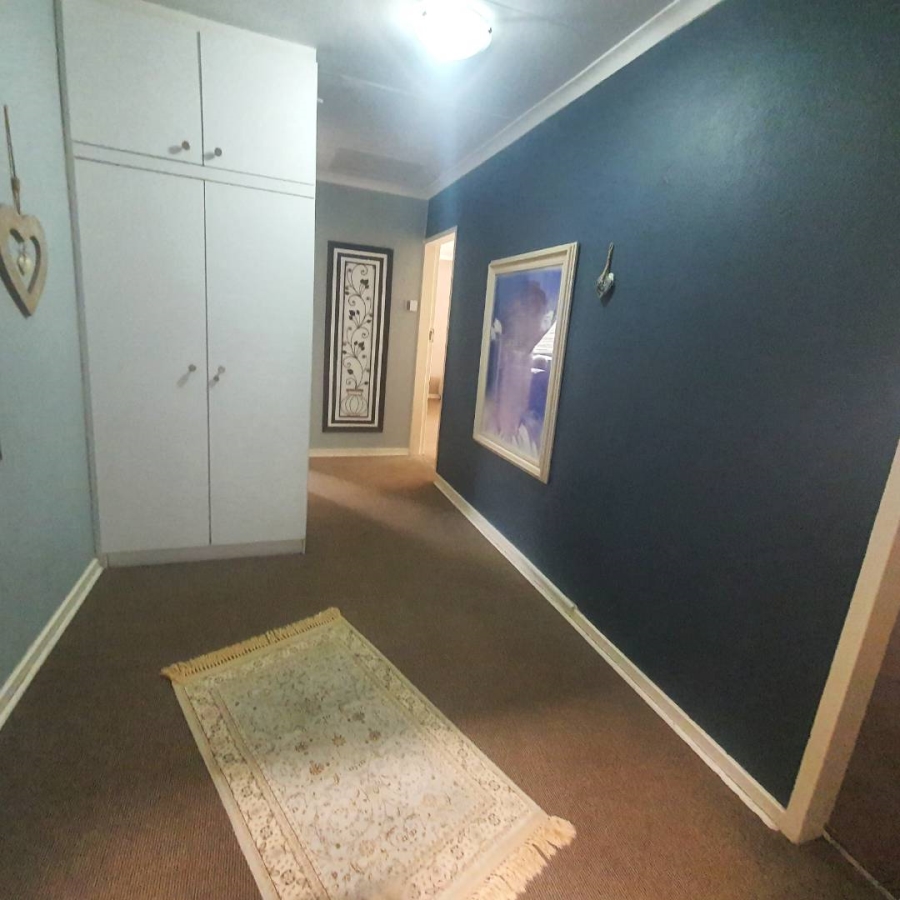 5 Bedroom Property for Sale in New Redruth Gauteng