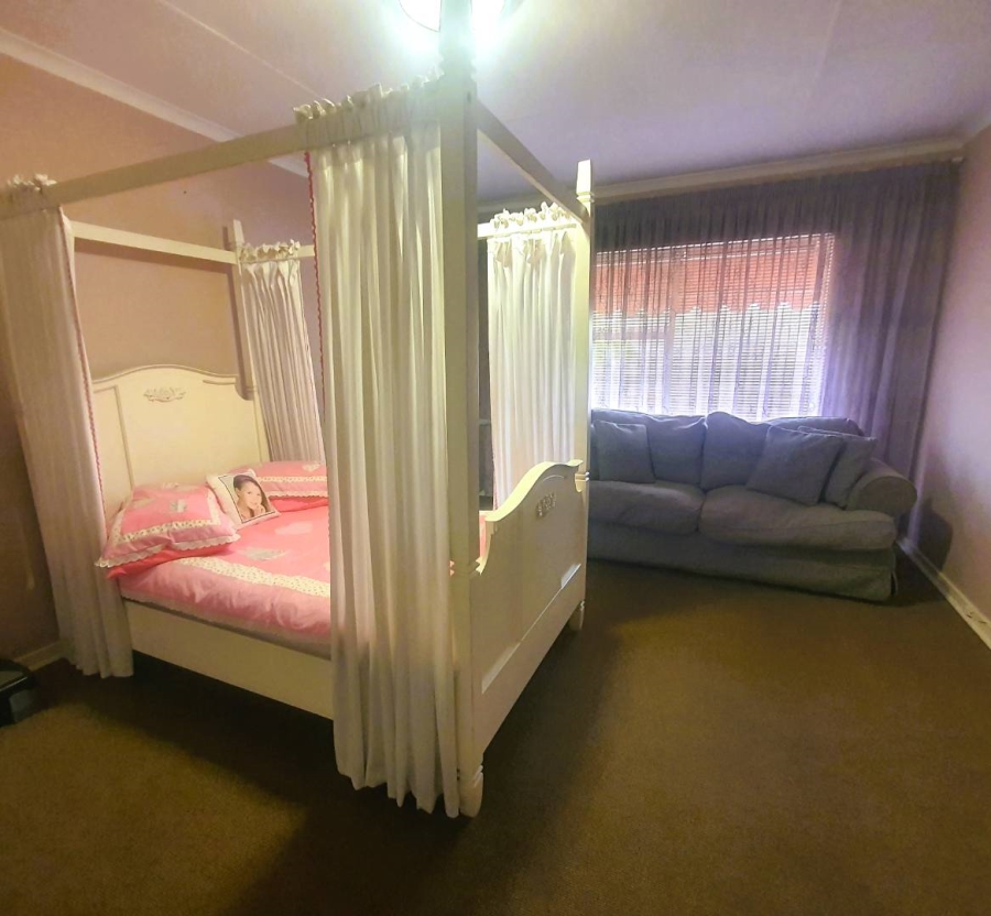 5 Bedroom Property for Sale in New Redruth Gauteng