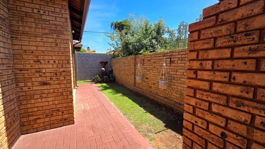 3 Bedroom Property for Sale in New Redruth Gauteng