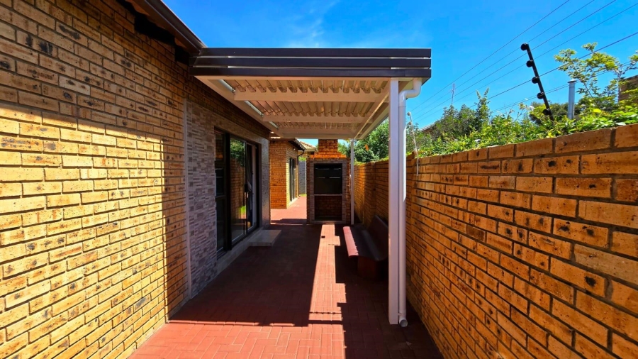 3 Bedroom Property for Sale in New Redruth Gauteng