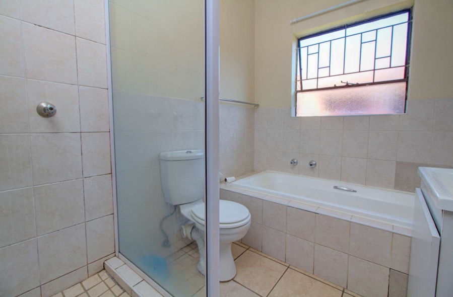 2 Bedroom Property for Sale in Wilgeheuwel Gauteng