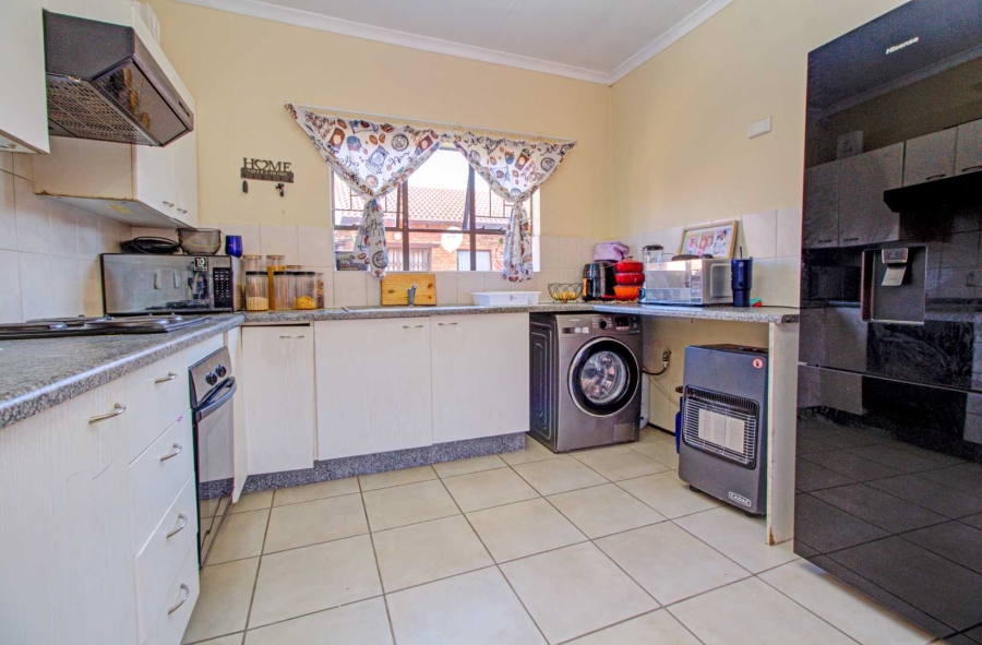 2 Bedroom Property for Sale in Wilgeheuwel Gauteng