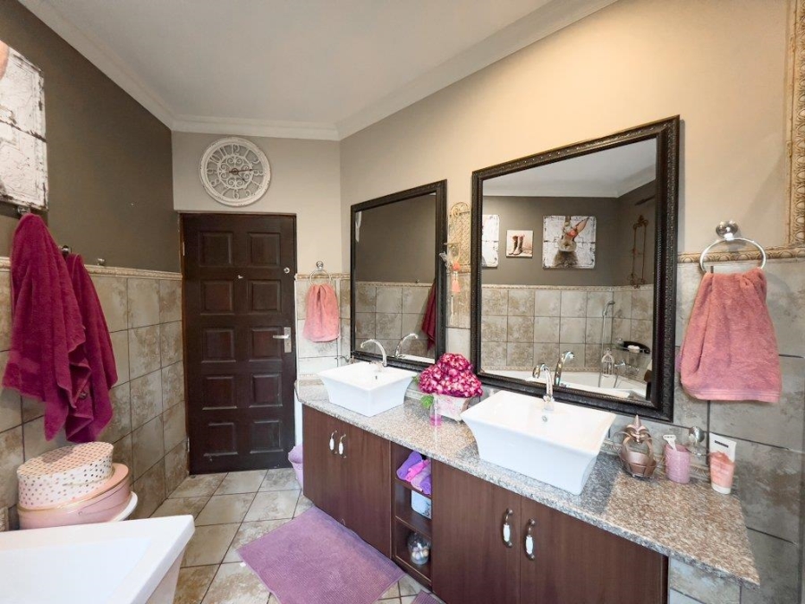 4 Bedroom Property for Sale in Midfield Estate Gauteng