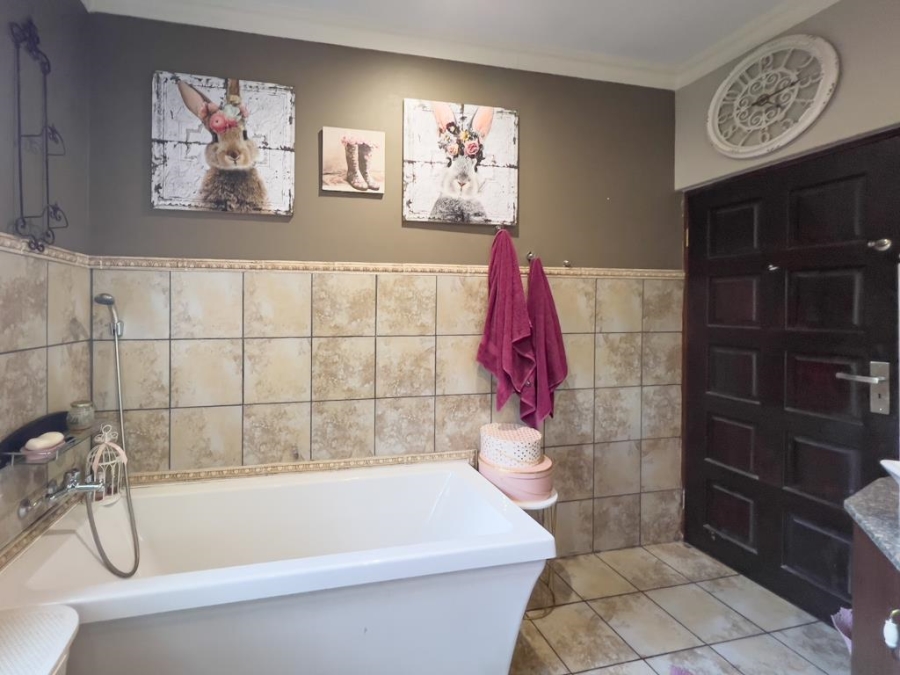 4 Bedroom Property for Sale in Midfield Estate Gauteng
