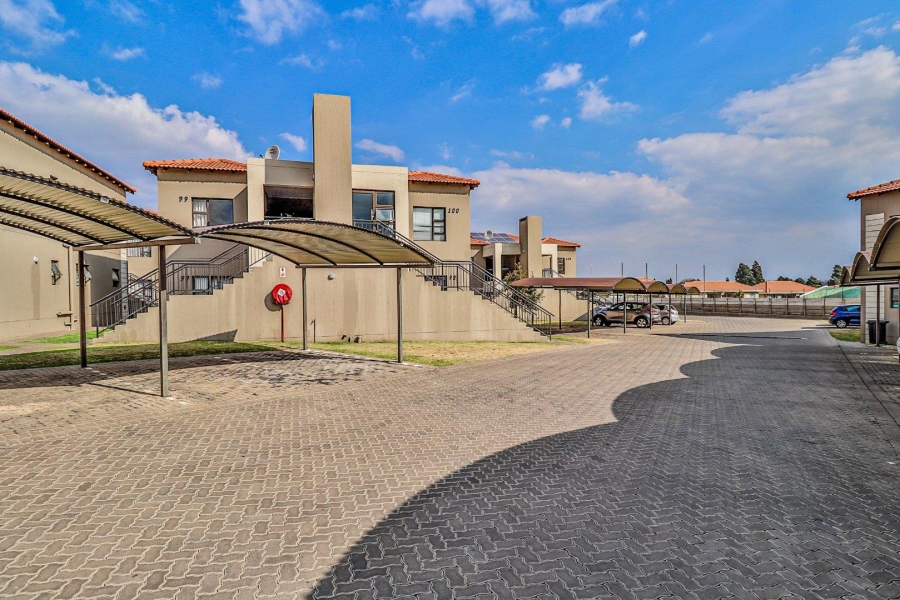 2 Bedroom Property for Sale in Goedeburg Gauteng
