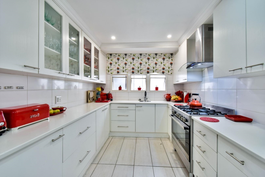 4 Bedroom Property for Sale in Faerie Glen Gauteng