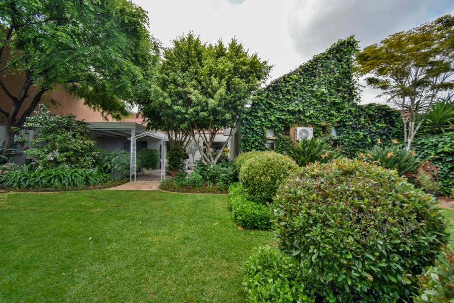 4 Bedroom Property for Sale in Faerie Glen Gauteng
