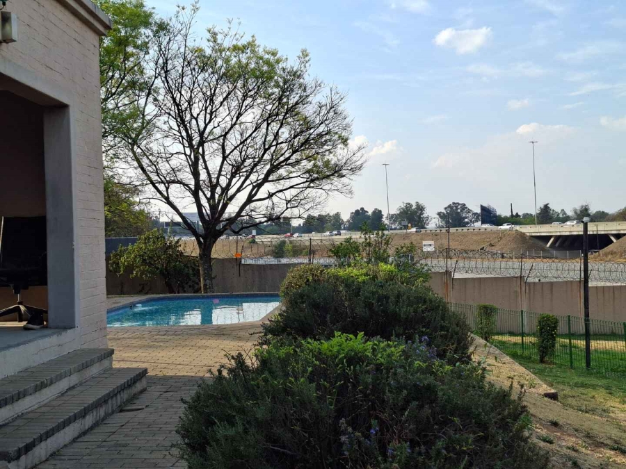 To Let 2 Bedroom Property for Rent in Buccleuch Gauteng