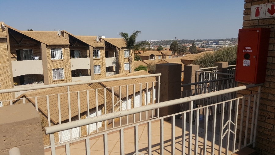 To Let 2 Bedroom Property for Rent in Die Hoewes Gauteng