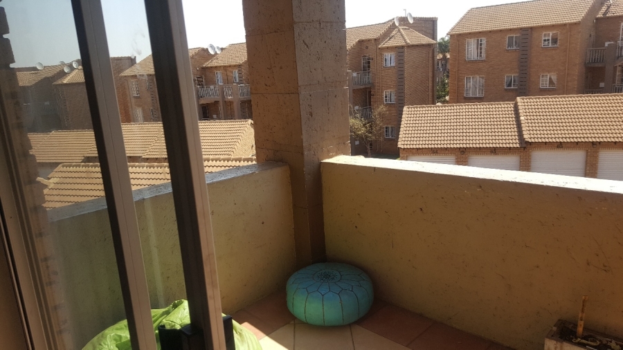 To Let 2 Bedroom Property for Rent in Die Hoewes Gauteng