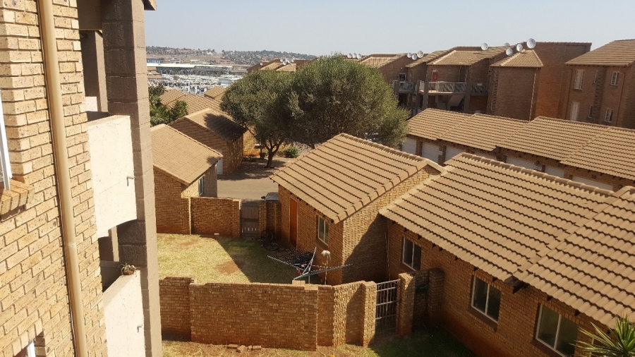 To Let 2 Bedroom Property for Rent in Die Hoewes Gauteng