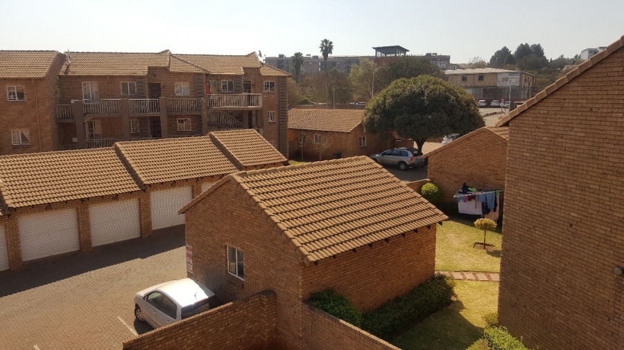 To Let 2 Bedroom Property for Rent in Die Hoewes Gauteng