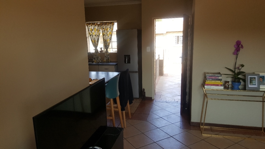 To Let 2 Bedroom Property for Rent in Die Hoewes Gauteng